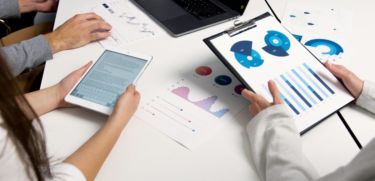 Tim marketing sibuk sedang membahas strategi pertumbuhan bisnis.