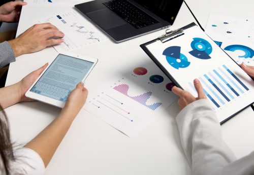 Tim marketing sibuk sedang membahas strategi pertumbuhan bisnis.