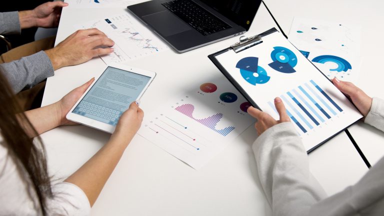 Tim marketing sibuk sedang membahas strategi pertumbuhan bisnis.
