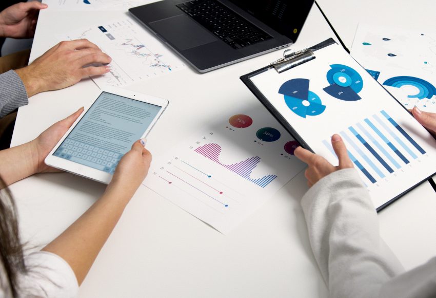 Tim marketing sibuk sedang membahas strategi pertumbuhan bisnis.